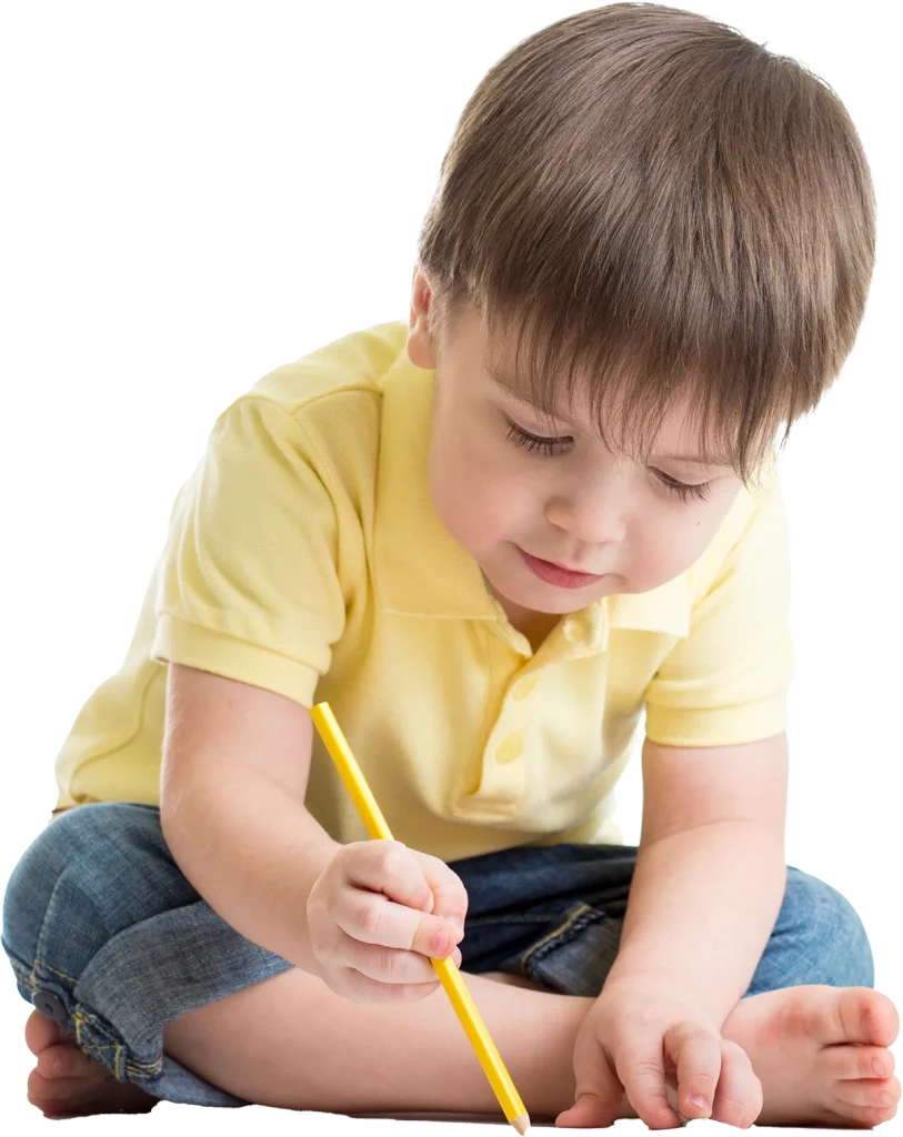 Niño dibujando en un papel