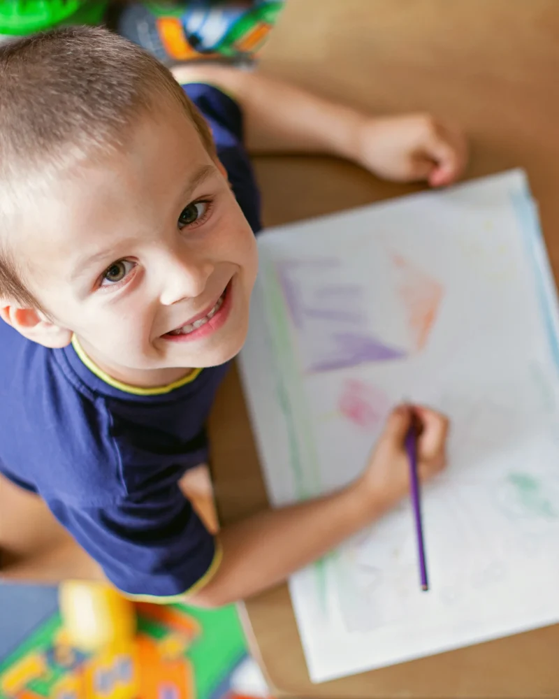 Niño dibujando en un papel