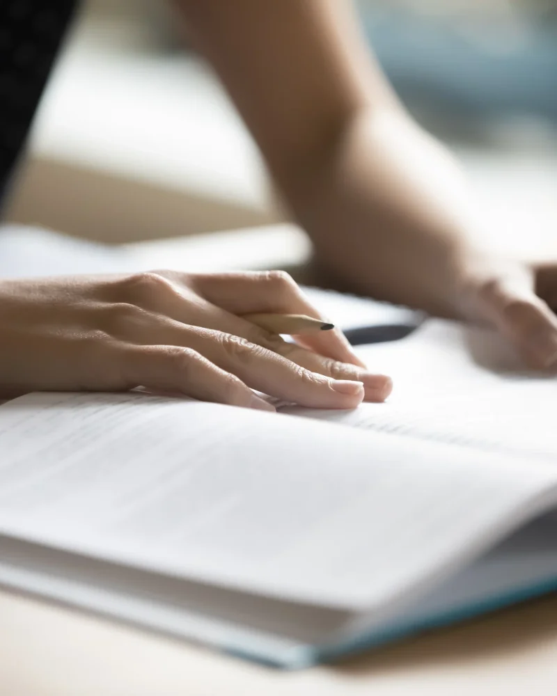 Mujer escribiendo en una libreta