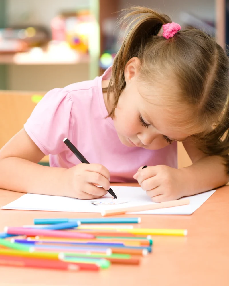 Niña dibujando en un papel